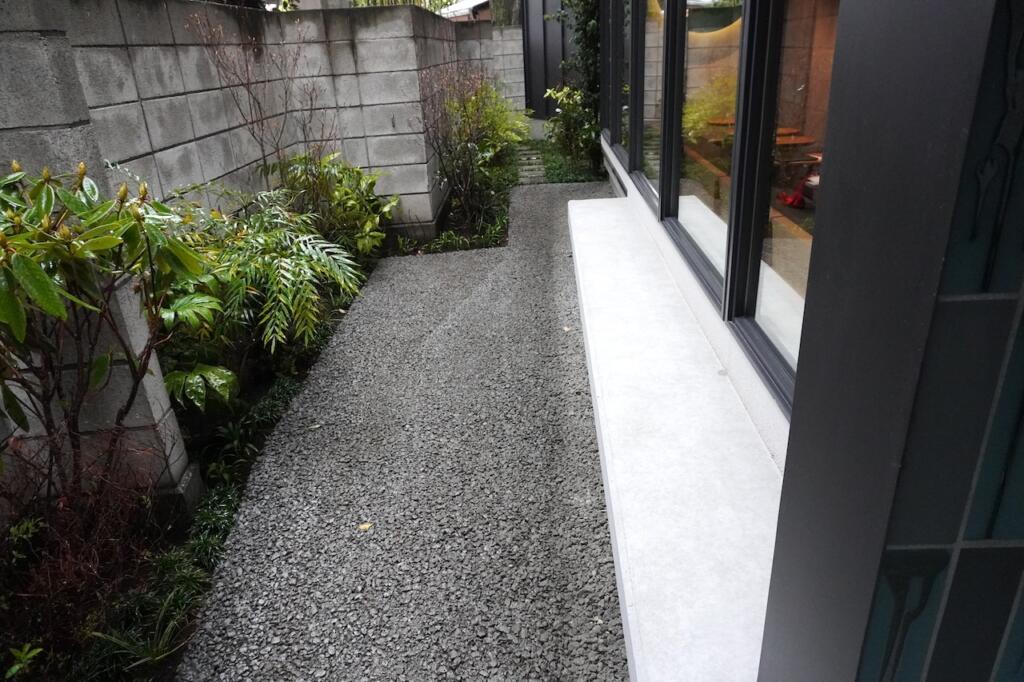 店舗裏手のベンチにはリードフックもありワンちゃん連れも安心