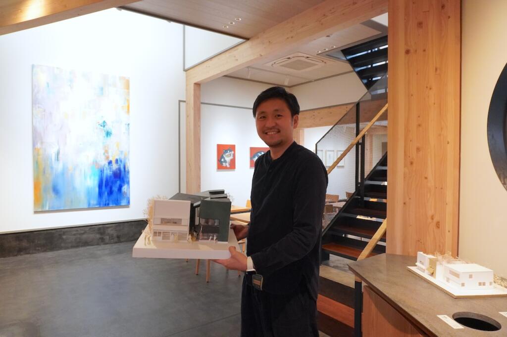 店舗の模型とHAGOSO代表宮崎さん