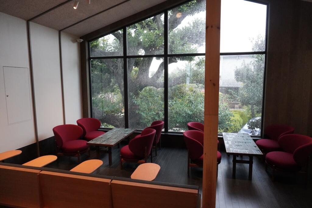 宮崎さんお気に入りという経王寺に麺した2階の奥の席。