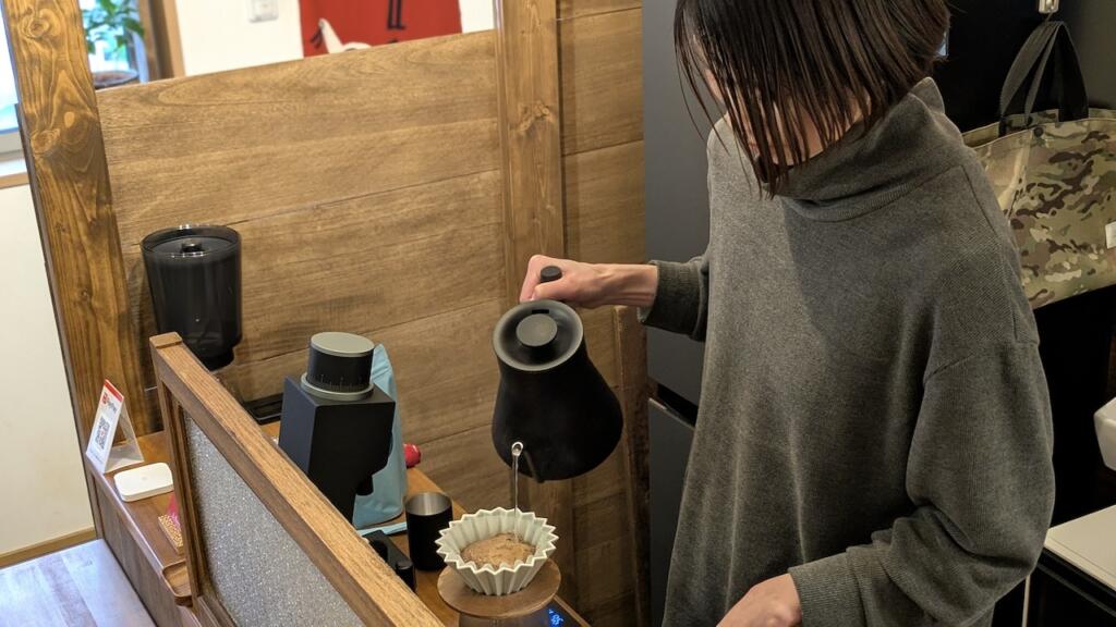 コーヒーを淹れるちょすさん