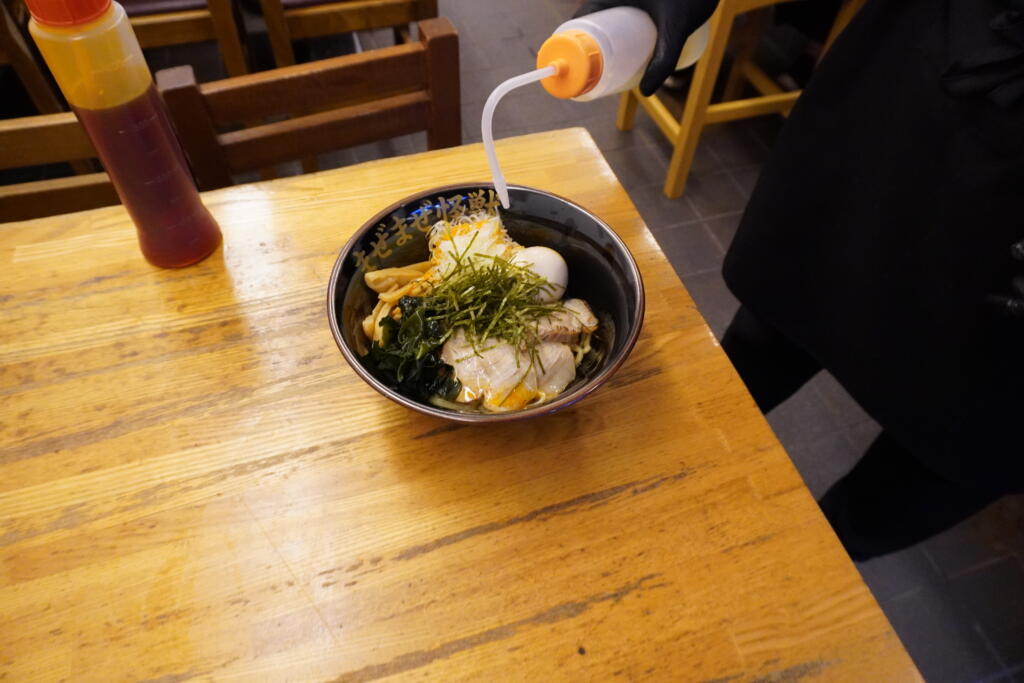 お酢とラー油で仕上げて出来上がり