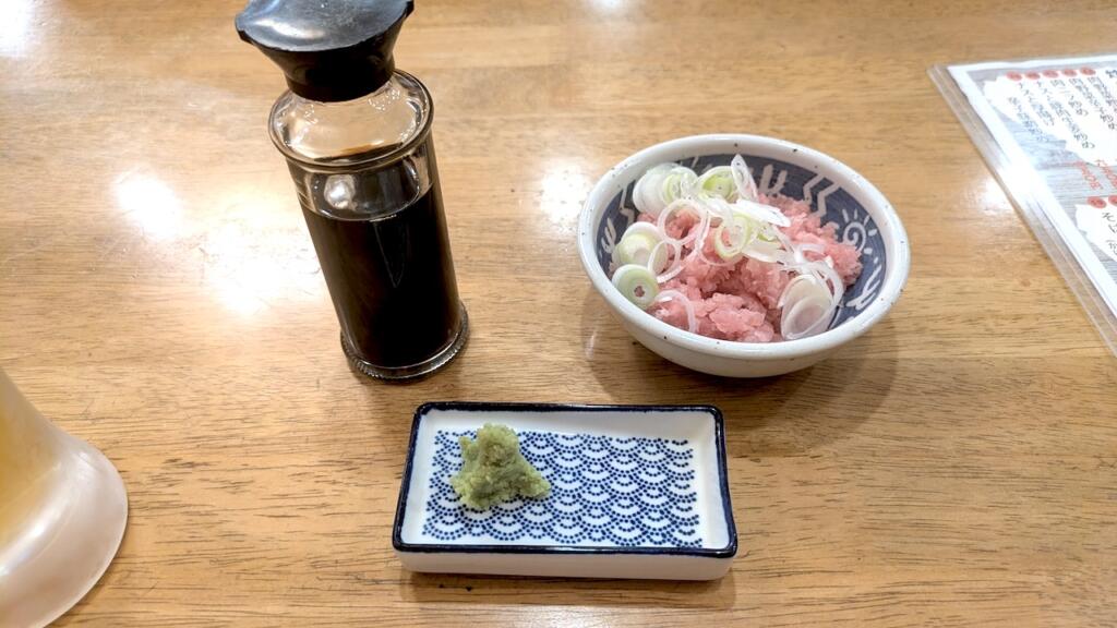 お通しはねぎとろ