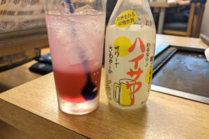 都電沿いに咲く赤いバラをイメージした荒川ハイサワー 都電沿いに咲く赤いバラをイメージした荒川ハイサワー