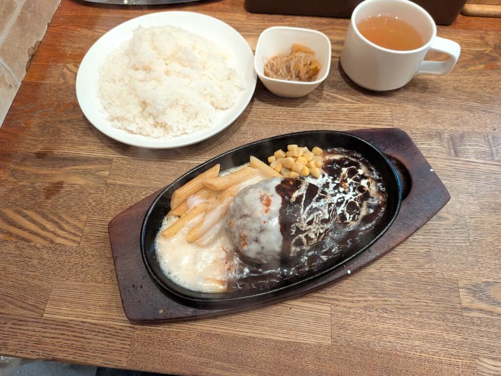 ホワイトソース＋ブラックデミグラスソースハンバーグ