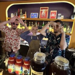 店主ハヤトさんとスタッフのみなさん