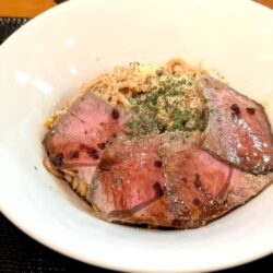 ローストビーフと金のゴマダレ麻辣まぜそば