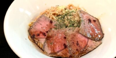 ローストビーフと金のゴマダレ麻辣まぜそば