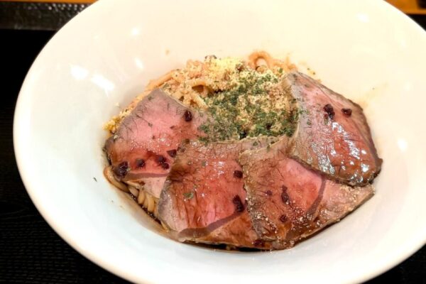 ローストビーフと金のゴマダレ麻辣まぜそば
