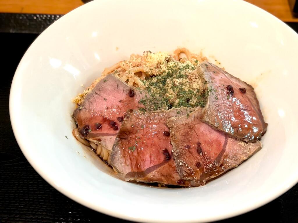 ローストビーフと金のゴマダレ麻辣まぜそば