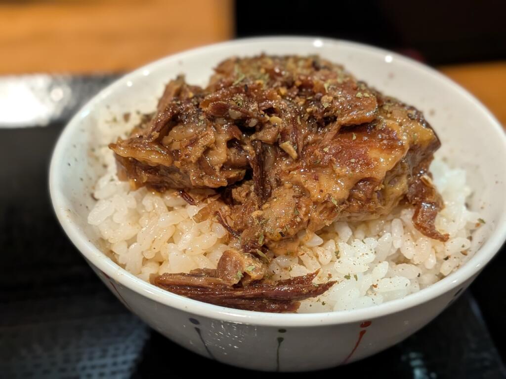 豚バラ軟骨の煮込み丼