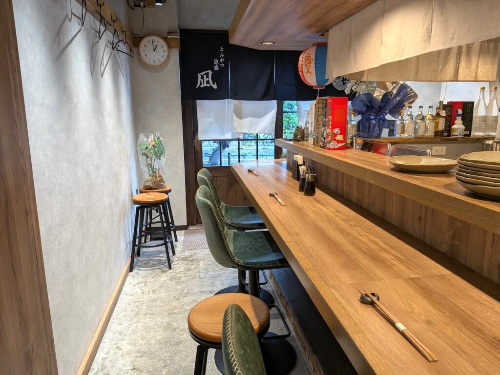 とんかつ・泡盛 凪 店内