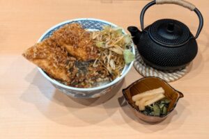 水、金、日曜限定！東日暮里 池田屋のふわとろ鯖天丼は天茶もカレーも相性抜群