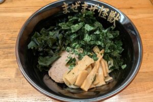 夏だけの限定メニュー、海苔まみれ油そば登場！ まぜまぜ怪獣 町屋店