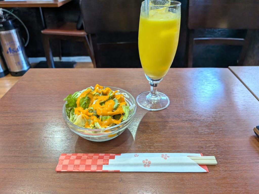 ランチドリンクとサラダ