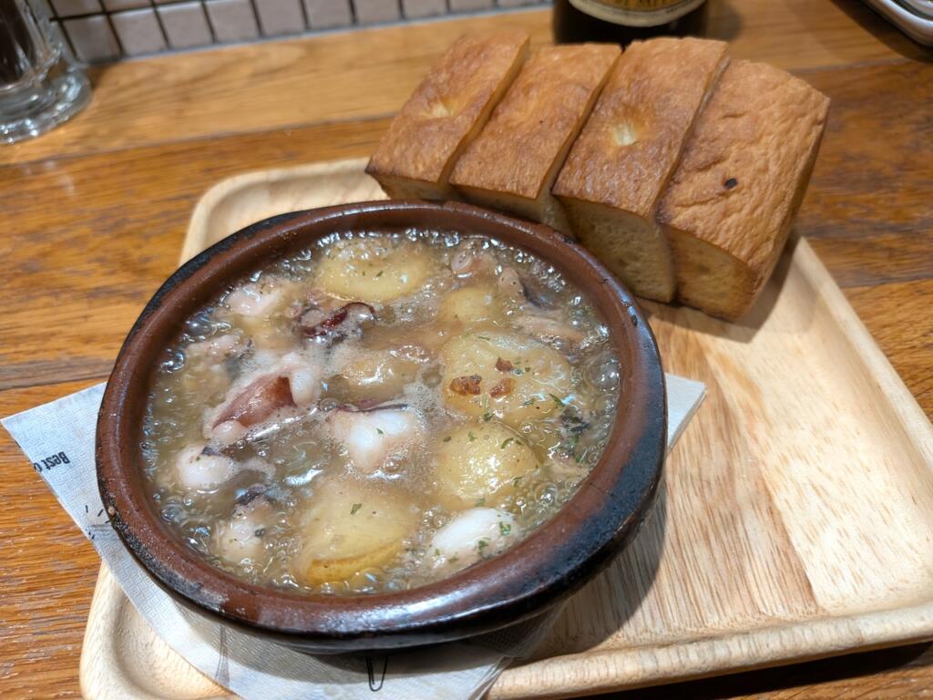 タコとじゃがいものアヒージョ
