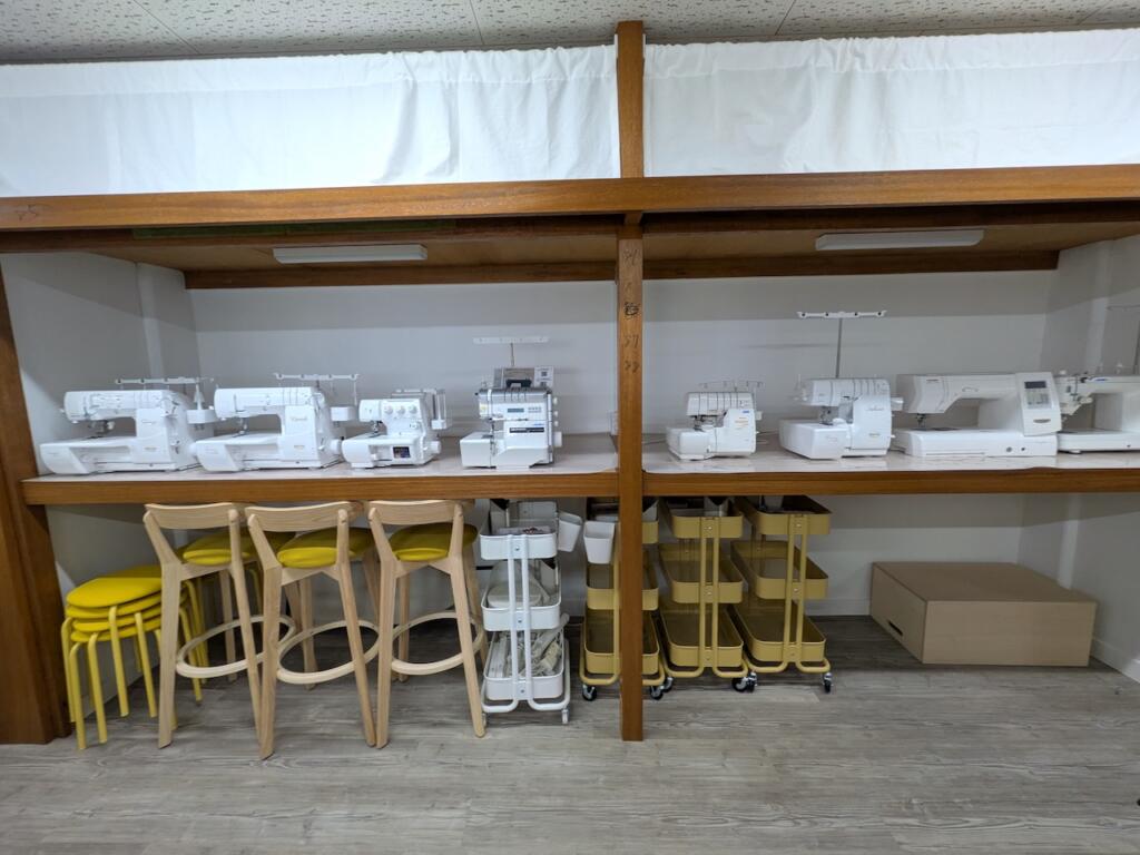 ずらりと並ぶミシン