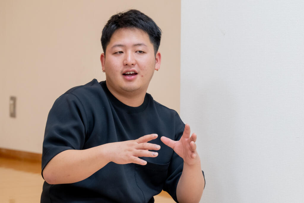 机でコミュニケーションの様子