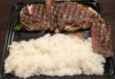 これぞ肉屋の弁当!弁当箱に収まらないステーキ弁当のボリュームがすごい ステーキ弁当